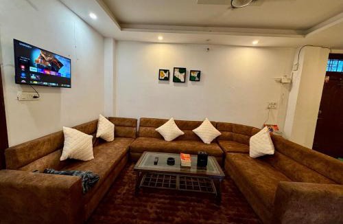 Shivpuri Apartment | Peacenest stays 3bhk, fully furnished