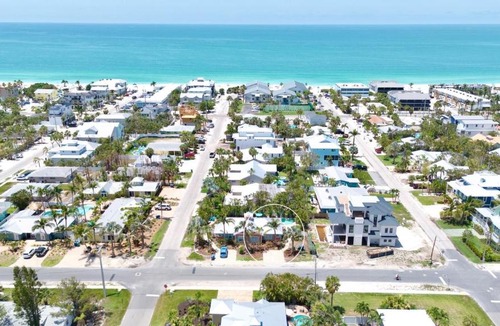 Holmes Beach Apartment | Peach Bellini