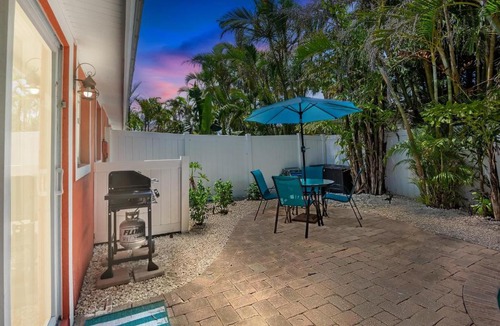 Holmes Beach Apartment | Peach Bellini