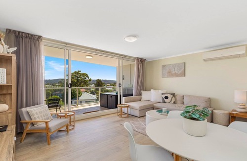 Ettalong Beach House | Peacock Hideaway, TOP NOTCH