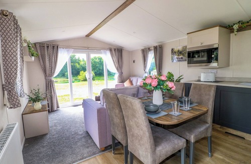 Swannington Cottage | PEACOCK LODGE, family friendly, with hot tub in Coalville