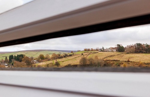 Padfield Apartment | Peak District Haven | Scenic Glossop Retreat | Pass the Keys