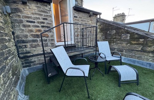 Padfield Apartment | Peak District Haven | Scenic Glossop Retreat | Pass the Keys