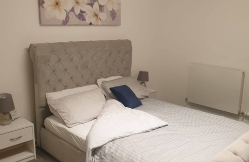 South Hornchurch Apartment | Peak Serene Spacious 2-Bedroom close to Amenities and free parking