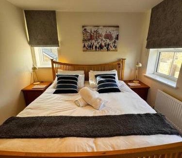 Buxton House | Peak View - Modern Cottage