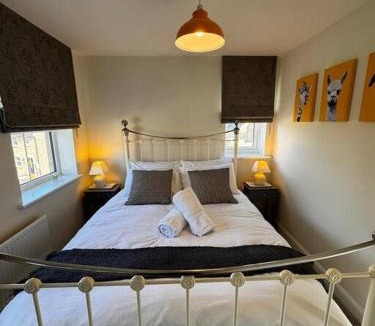 Buxton House | Peak View - Modern Cottage