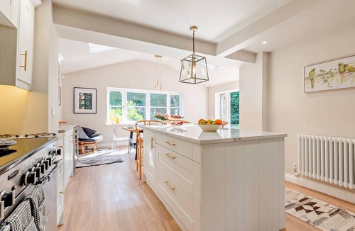 New Forest District House | Pear Tree Cottage Thatched 4 Bed Deluxe Home with Hot Tub