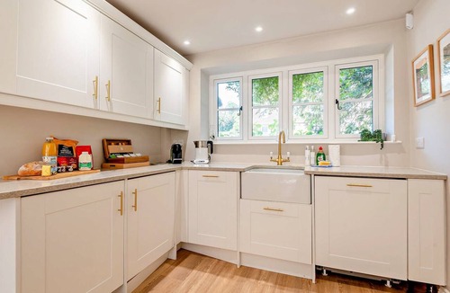 New Forest District House | Pear Tree Cottage Thatched 4 Bed Deluxe Home with Hot Tub