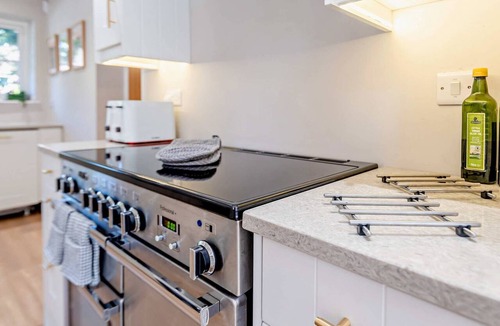 New Forest District House | Pear Tree Cottage Thatched 4 Bed Deluxe Home with Hot Tub