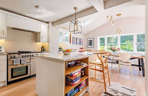 New Forest District House | Pear Tree Cottage Thatched 4 Bed Deluxe Home with Hot Tub
