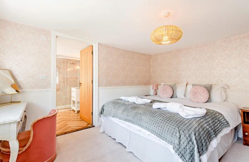 Whitsbury House | Pear Tree Cottage Thatched 4 Bed Luxury Home with Hot Tub