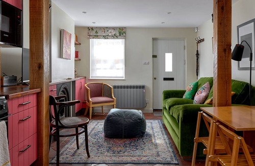 Farnham Cottage | Pearl's 2 Bedroom Cottage Classic with Private Bathroom
