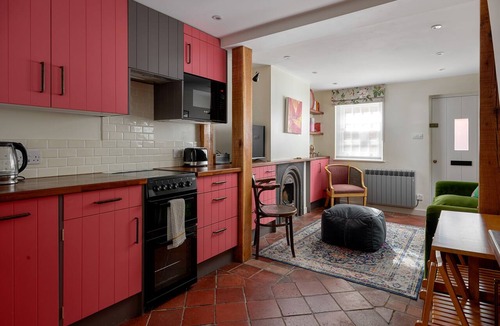 Farnham Cottage | Pearl's 2 Bedroom Cottage Classic with Private Bathroom