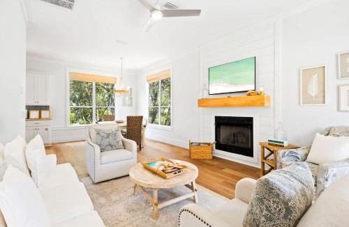 White's Gulfview House | Pearly White By Stay on 30a, Golf Cart, Private Pool, Bikes