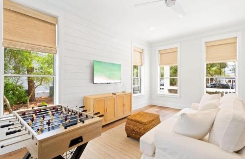 White's Gulfview House | Pearly White By Stay on 30a, Golf Cart, Private Pool, Bikes