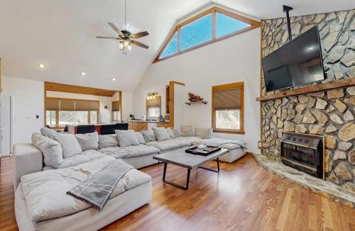 Whittier House | Pebble on The Creek