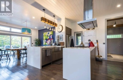 Picton House | PEC West Lake Cottage Retreat — 5 mins. to Sandbanks Provincial Park and Dunes
