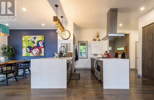 Picton House | PEC West Lake Cottage Retreat — 5 mins. to Sandbanks Provincial Park and Dunes