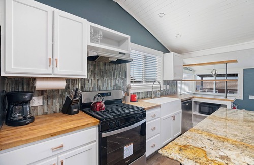 Bodega Bay House | Peek a Bay View Cottage l Pet-Friendly
