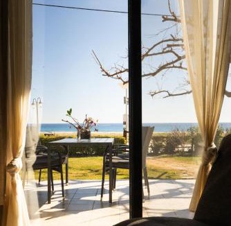 Kalamitsi Apartment | Pelagos Paradise Seafront Villa by Booking Kottas