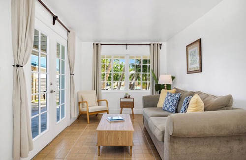 Whitby Hotel | Pelican Beach Hotel