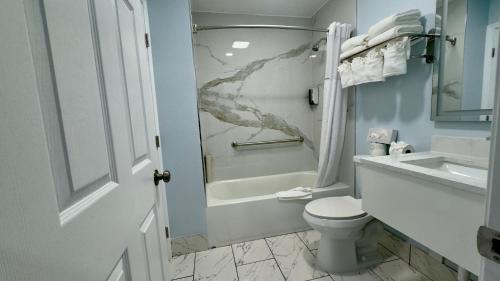 Munras Avenue Hotel | Pelican Inn