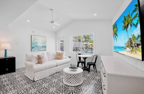 Bradenton Beach Apartment | Pelican Post at Anna Maria Island Inn