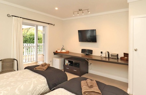 Tamahere House | Pencarrow Rose with Spa pool and Gym and Pool. near Fieldays andAvantidrome