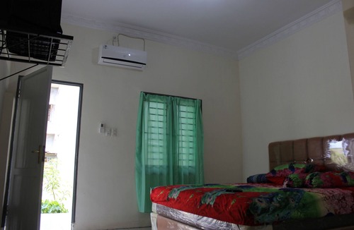Medan House | Penginapan Transit Tomato