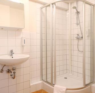 Gutleutviertel House | Pension Alpha