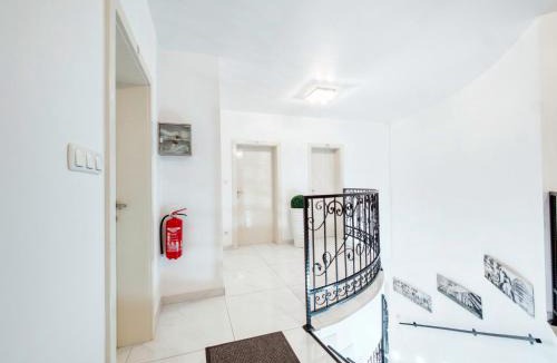 Markisches Viertel House | Pension Amanda