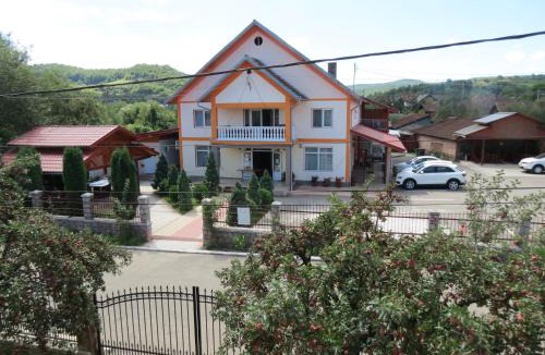 Brad House | Pensiunea Cetina