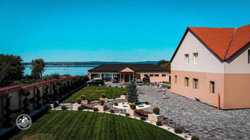 Coronini Hotel | Pensiunea Elis