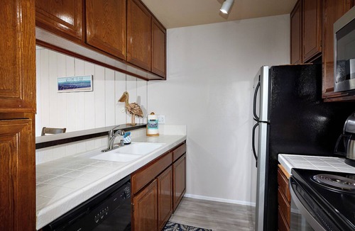 Townsite Condo | Penthouse 2BR with Beautiful Ocean Views and Rooftop Patio! 1,081 Sq Ft