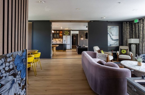 East Cesar Chavez House | Penthouse 8BR/22Bed - Pool, Roofdeck, Garden Bars, Walk To Everything!
