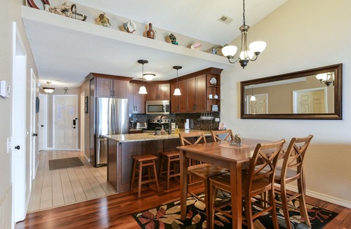 Hollister Condo | Penthouse Condo Near Table Rock Lake & Marina | 2 King Suites