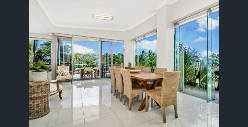 Mission Beach Apartment | Penthouse Dunk Island Views Prime Village Location