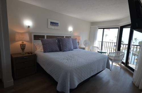 Sanibel Condo | Penthouse on the beach,Rooftop Deck FOR FAB Sunsets & 360 Views, 2 MIN to Beach!