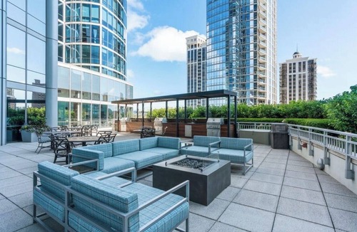 South Loop Condo | Penthouse Paradise Executive Elegance Elevated Amenities Sleeps 6
