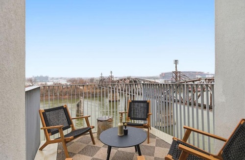 North Capitol Apartment | Penthouse River View Condo with Patio and Parking near Downtown