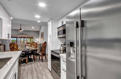 Lake Biltmore Village Condo | Penthouse suite two bed, kingsize beds, updated, heated pool & spa