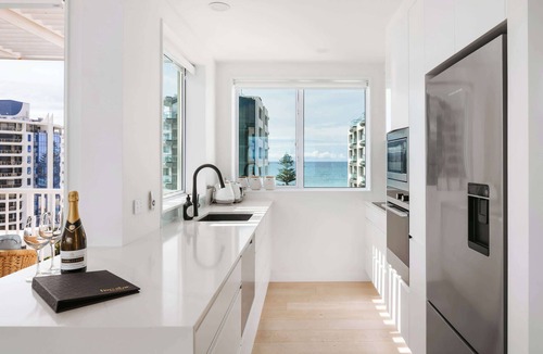 Mount Maunganui Apartment | Penthouse Views | Pool + Parking | Luxury Stay