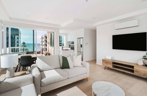Mount Maunganui Apartment | Penthouse Views | Pool + Parking | Luxury Stay