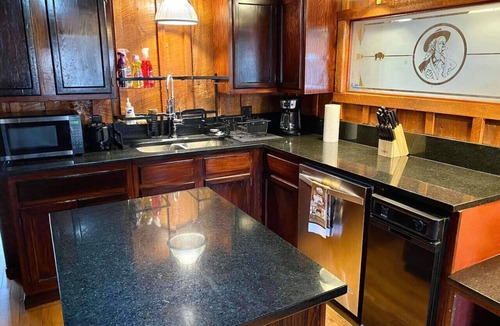 St. Joseph Cabin | Penthouse w/Boho Loft, Jacuzzi, + Balcony -3 BR