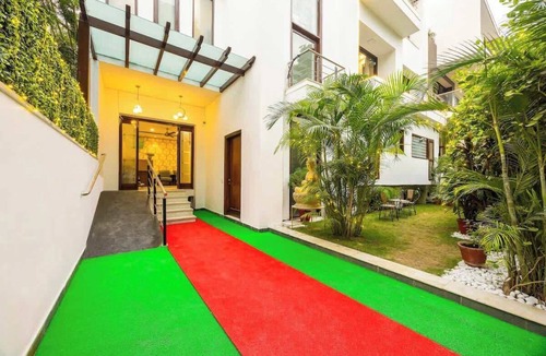 Sector 40 Apartment | Penthouse w/Jacuzzi/steam bath &foot massage