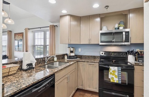 Pigeon Forge Condo | Penthouse with Mountain View, Pool & Hot Tub, King Beds, 1 Mile from Parkway