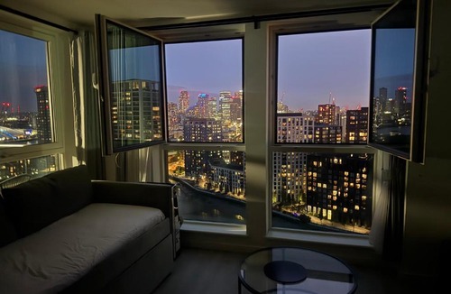 Canning Town South Apartment | Penthouse with O2 Arena View, Free Parking & Portable AC