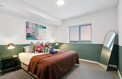 East Perth Apartment | Penthouse with Panoramic Views - Walk to River