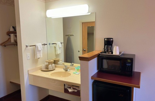 Centralia Hotel | Peppermill Empress Inn