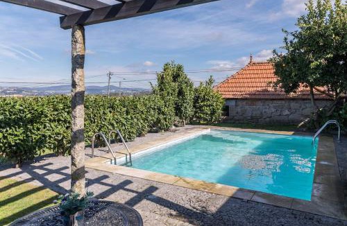 Penafiel House | Pequena Casa rústica com piscina